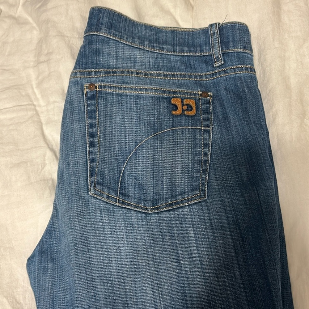 Joes jeans size 32 medium wash ankle jeans. Thin jean material.